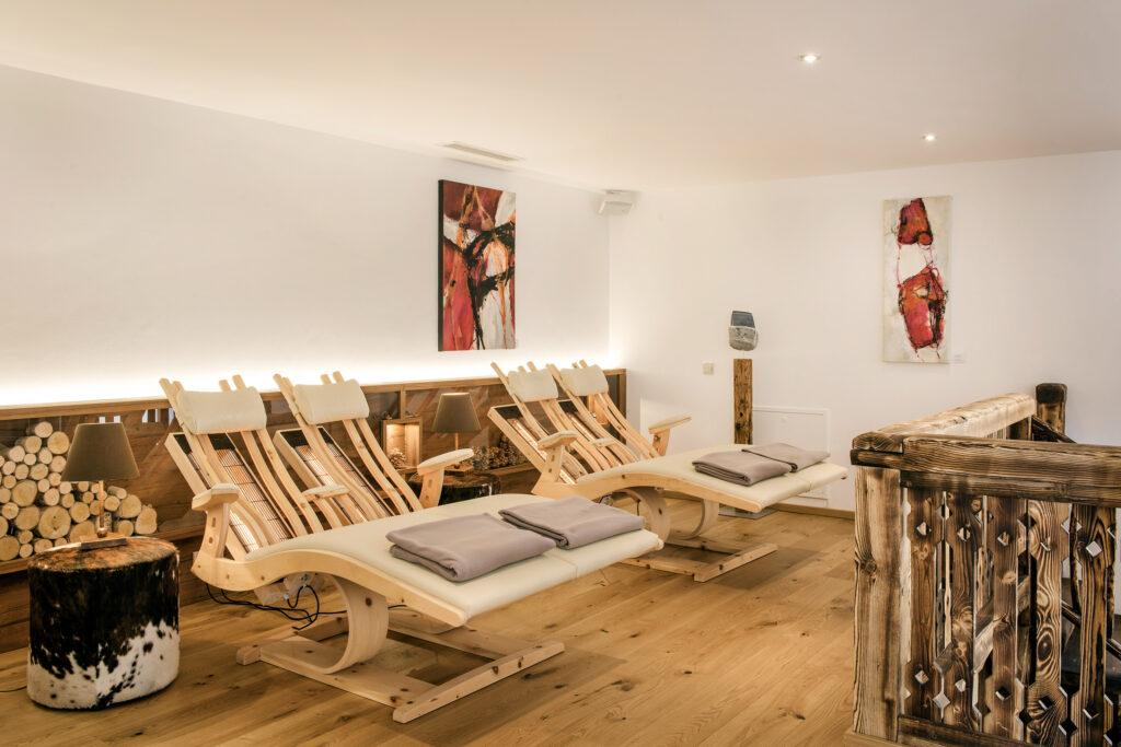 Boutique Spa at the sustainable hotel Das Rübezahl in Germany. Loungers with infrared heat and pine wood for relaxation