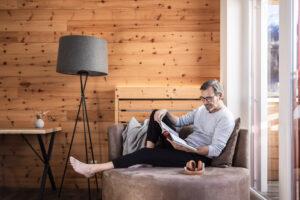 Outside, Zirbensuite, Ausruhen, Mann liest