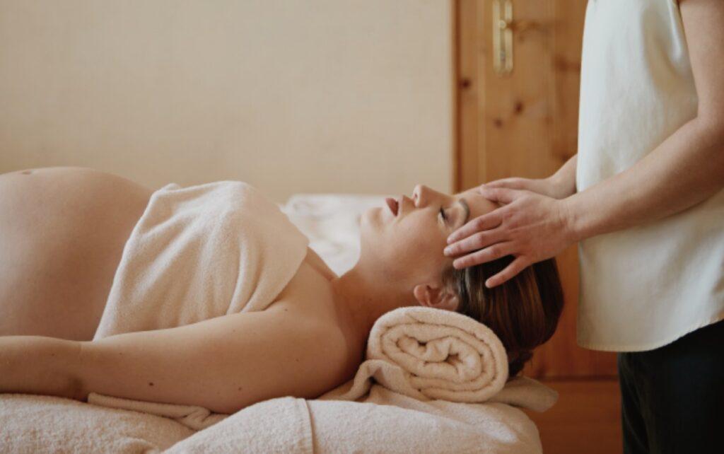 Babymoon Massage für werdende Mama mit Babybauch