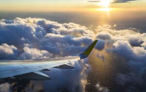 Blick auf die Tragfläche eines Flugzeugs in der Luft