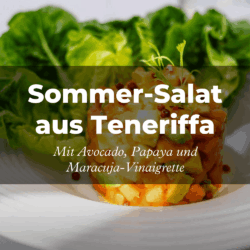 Sommerlicher Salat mit Avocado, Papaya und Maracuja-Vinaigrette auf weißem Teller vor grünem Salatblatt