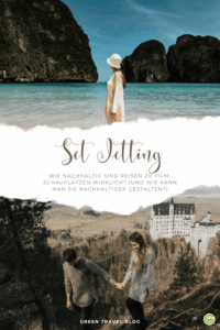 Oben steht eine Frau im hellen Kleid und Hut im seichten Wasser vor großen Felsen im Meer, unten gehen ein Mann und eine Frau Hand in Hand auf einem Weg mit Schloss im Hintergrund, dazwischen steht der Text 'Set Jetting Wie nachhaltig sind Reisen zu Filmschauplätzen wirklich (und wie kann man sie nachhaltiger gestalten?)'