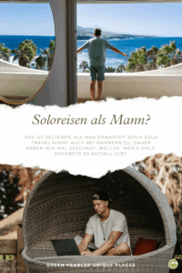 Ein Mann mit cap sitzt draußen in einem gemütlichen Sessel und tippt auf seinem Laptop rum. Oben genießt ein anderer Typ die Aussicht auf die Küste. Der Text geht um Solo-Reisen für Männer.
