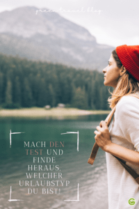 Eine junge Frau steht am Rand eines Sees. Im Hintergrund sind Berge zu sehen. Und welcher Urlaubstyp bist du? 